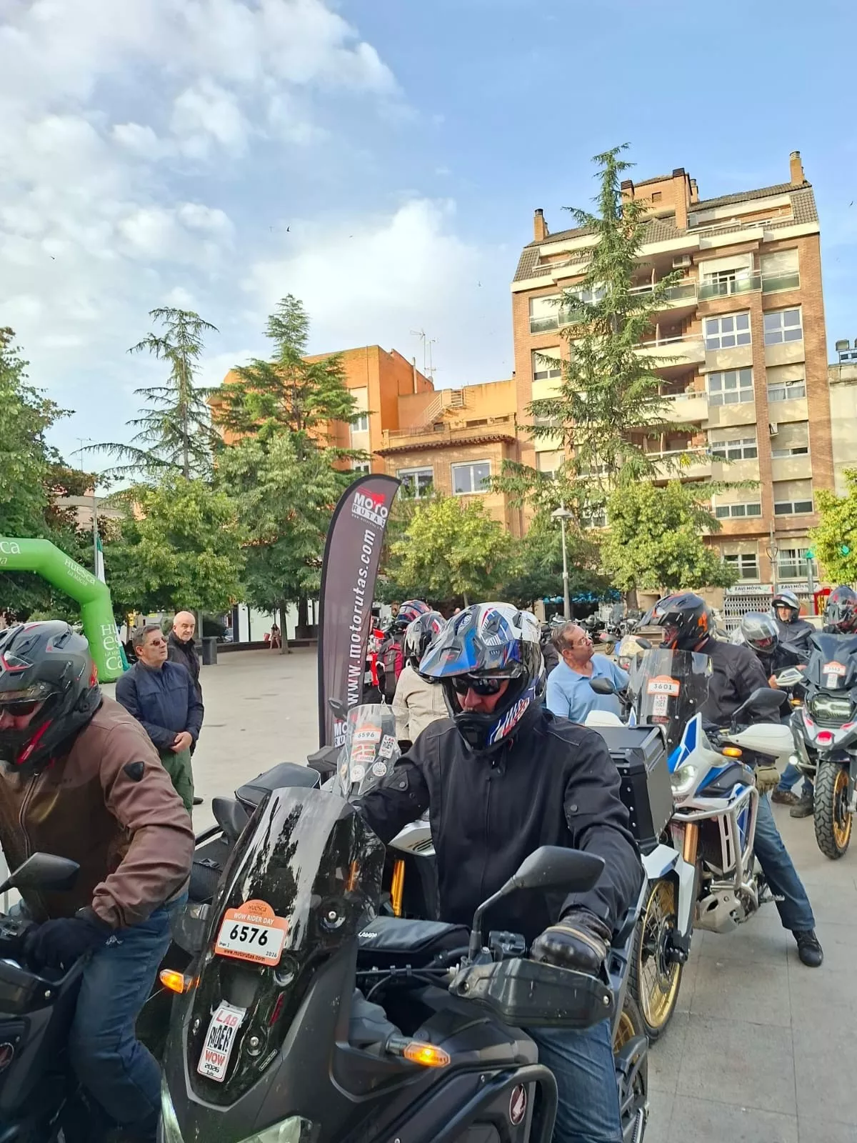 La caravana motera en la salida de Binéfar. La caravana motera en la salida de Binéfar.