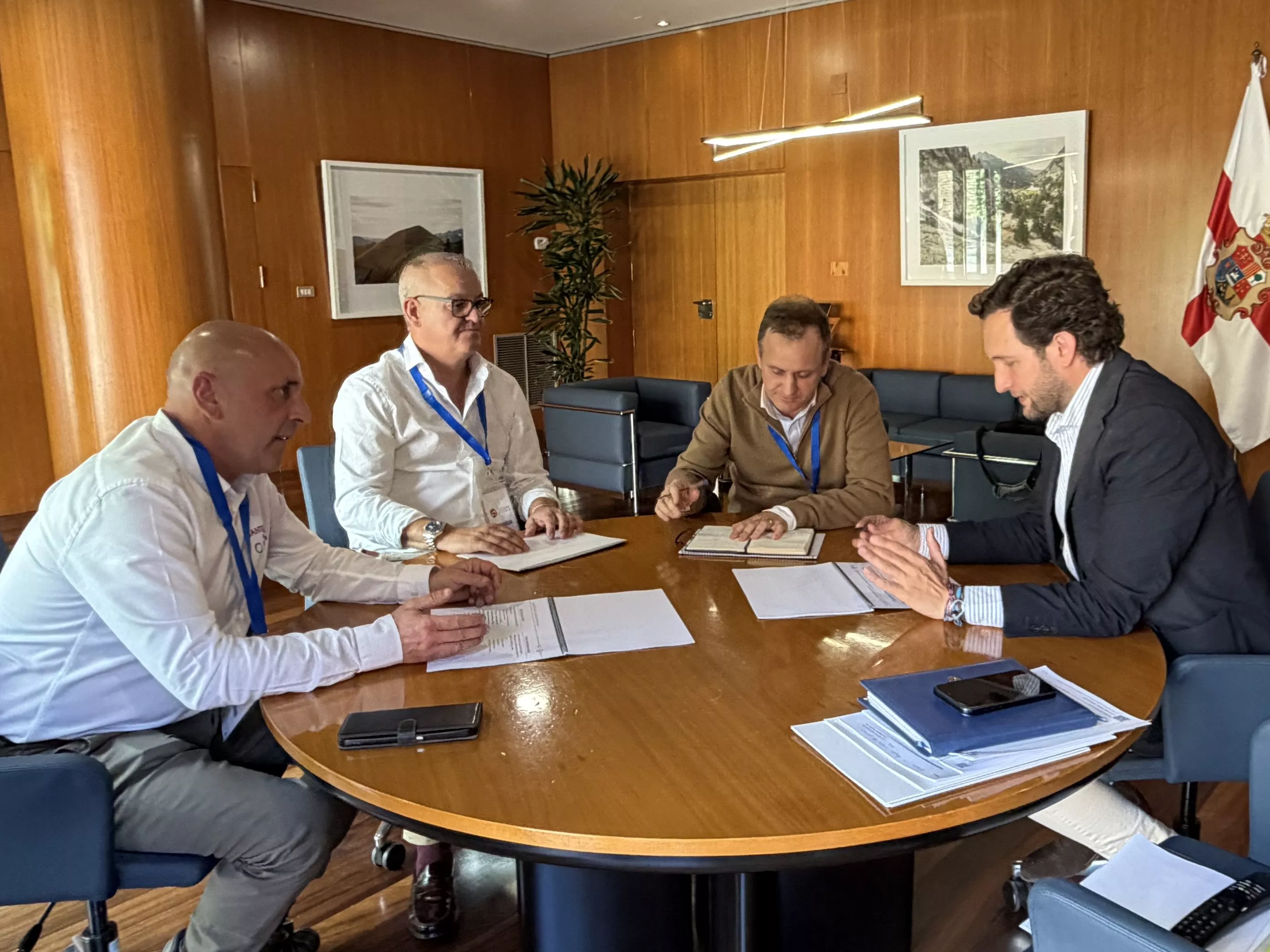 Isaac Claver junto a representantes de Santalecina Ganadera