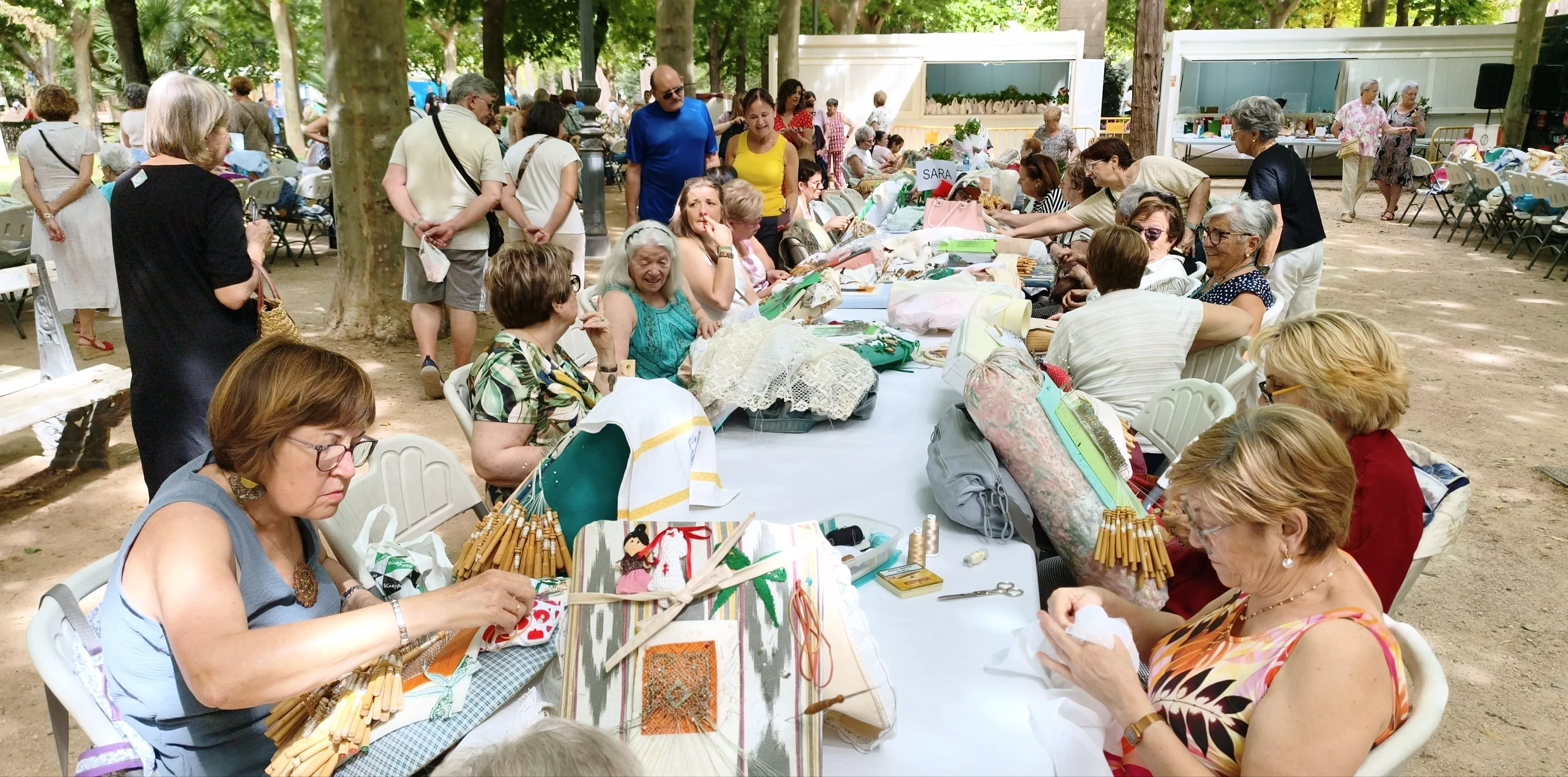  XVIII Encuentro de Bolillos Osca en el Parque Miguel Servet. Foto María José Sampietro Brosed