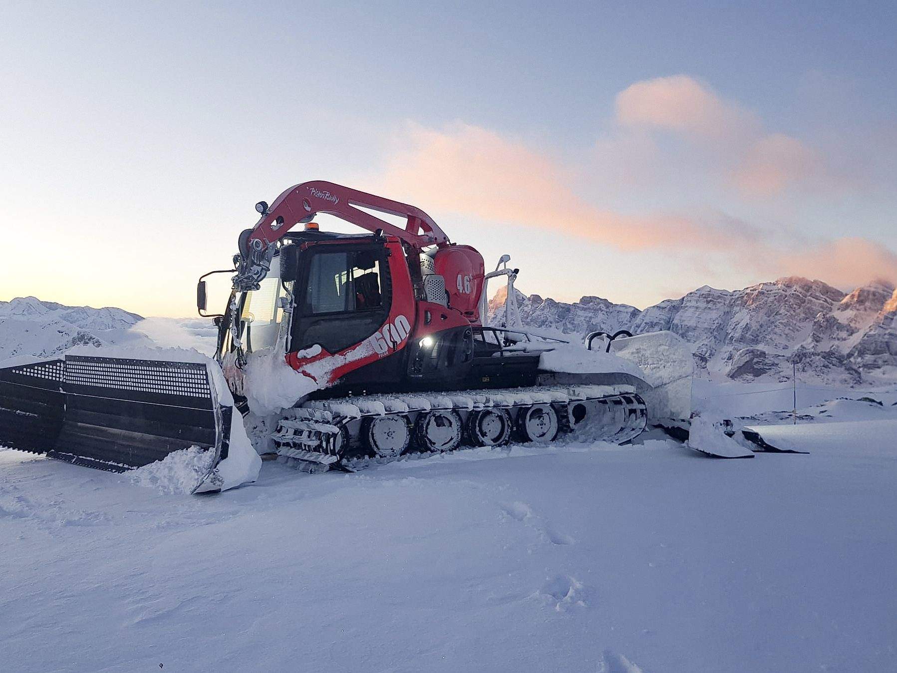 Una máquina trabajando la mañana de este viernes en Formigal para preparar las pistas.