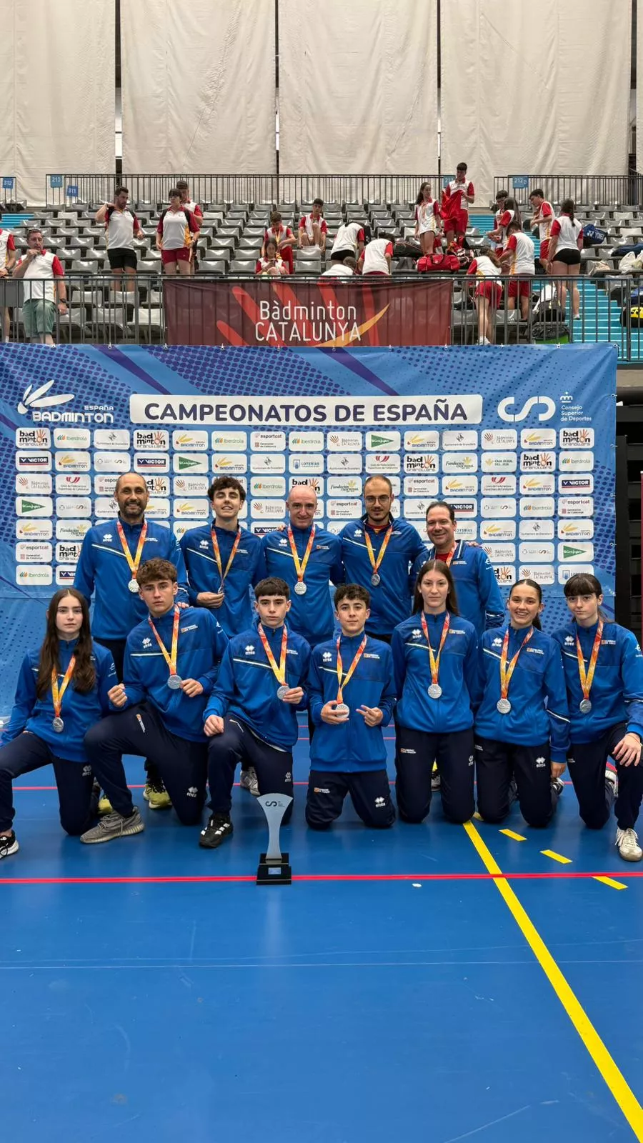 El equipo cadete con la medalla.