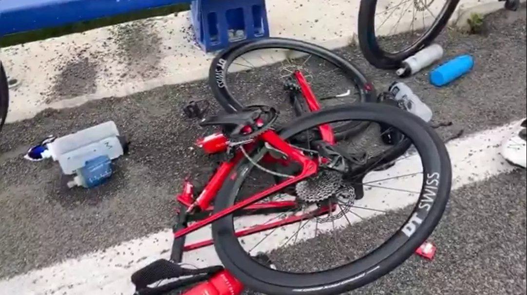 La imagen más impactante de la Quebrantahuesos 2026: cuadros de bicicleta partidos por la mitad