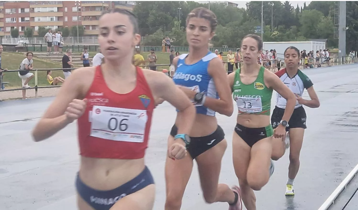 La carrera del 1.500 femenino con María Aso de liebre para Raquel de Francisco y Marta Fontán.