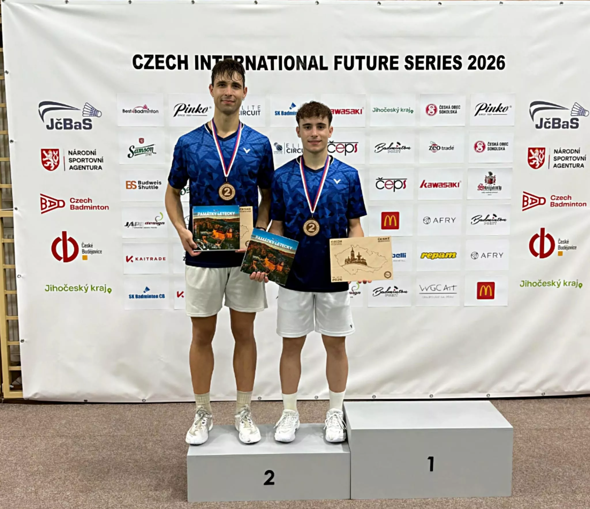 Cervelló y Gállego con medallas y trofeos de Chequia.