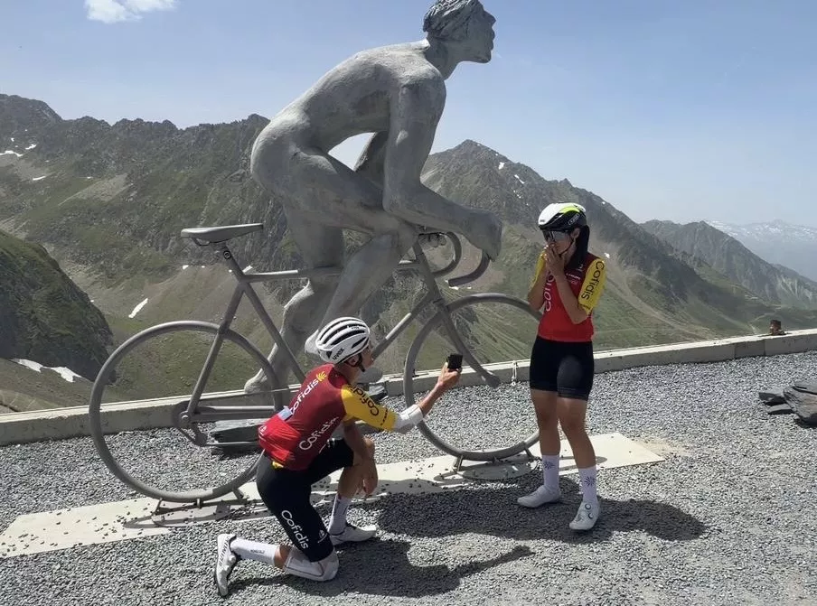 El ciclista Sergio Samitier le pide matrimonio a su pareja en lo alto del Tourmalet