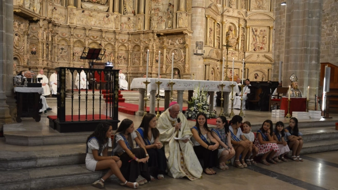 El obispo Ángel Pérez ha compartido la biografía de san Ramón con las damas de las fiestas. El obispo Ángel Pérez ha compartido la biografía de san Ramón con las damas de las fiestas.