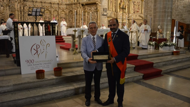 Jesús Gracia, ha hecho entrega al alcalde de Barbastro, Fernando Torres, de una reproducción del frontal del sarcófago de san Ramón Jesús Gracia, ha hecho entrega al alcalde de Barbastro, Fernando Torres, de una reproducción del frontal del sarcófago de san Ramón