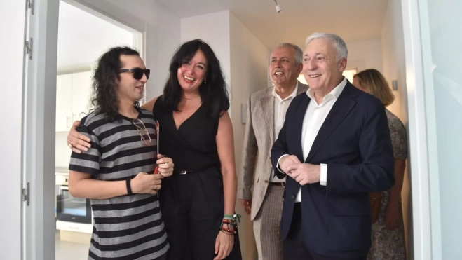 Visita a las viviendas junto con uno de los Visita a las viviendas junto con uno de los