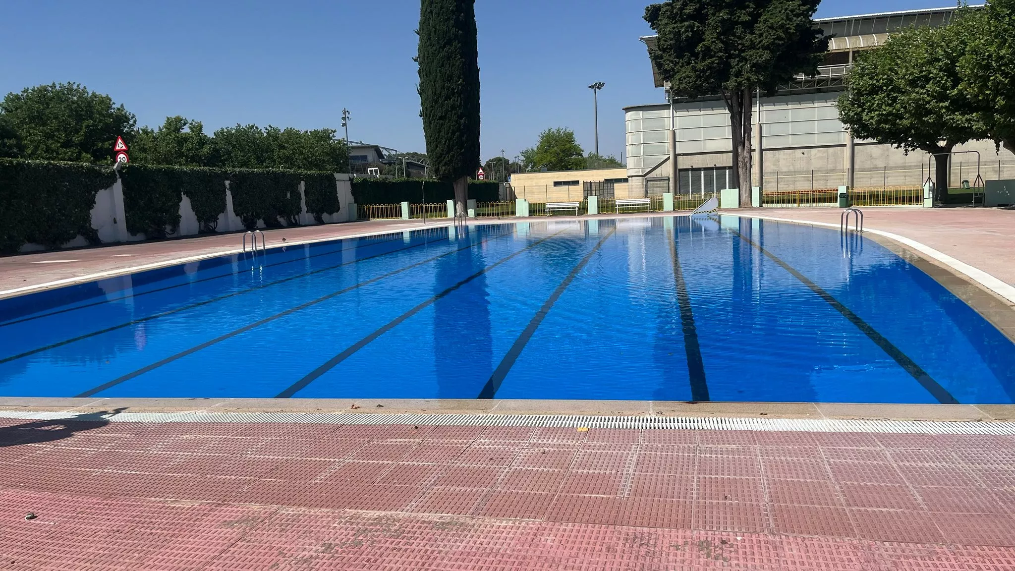 Huesca reduce un 40 % el precio de las entradas a las piscinas municipales ante la ola de calor.