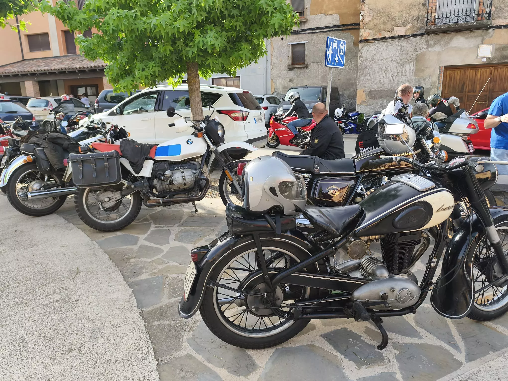 Concentración de motos antiguas en El Grado