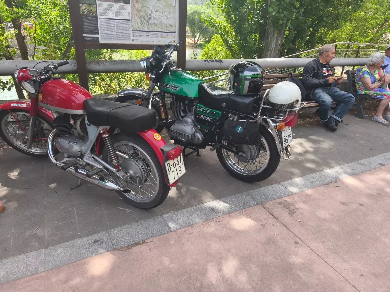 Concentración de motos antiguas en El Grado