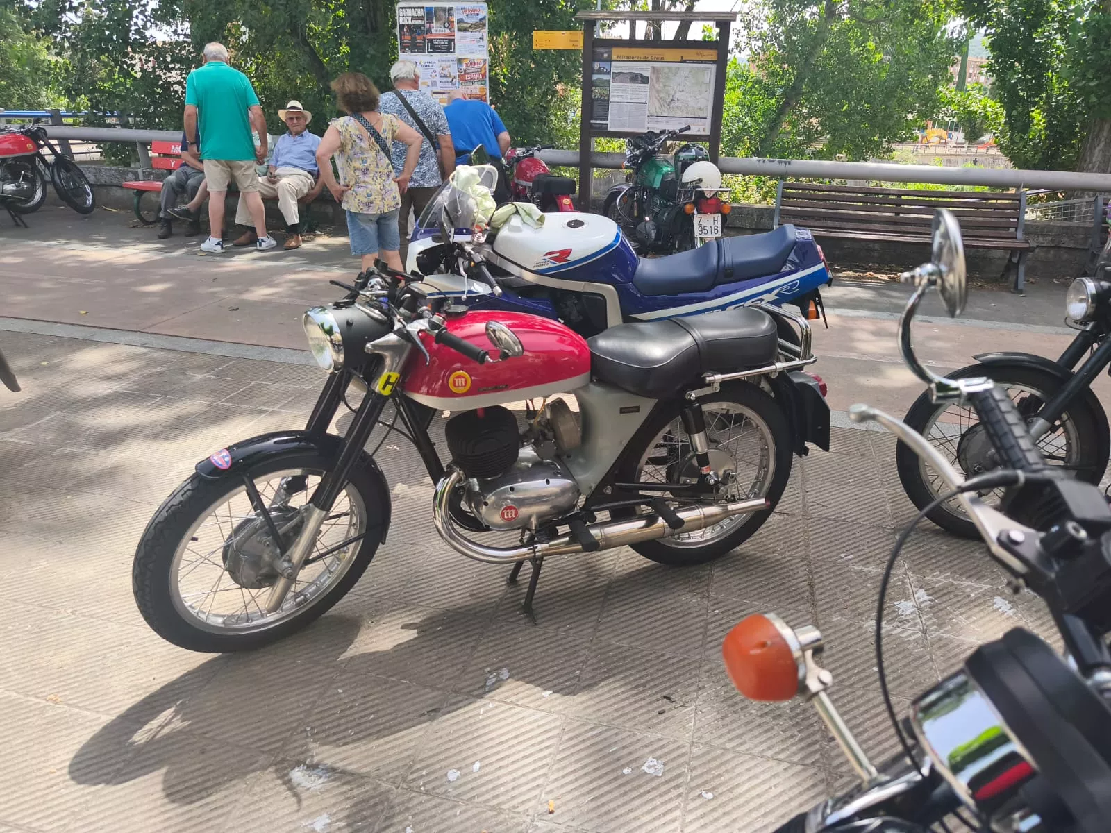 Concentración de motos antiguas en El Grado