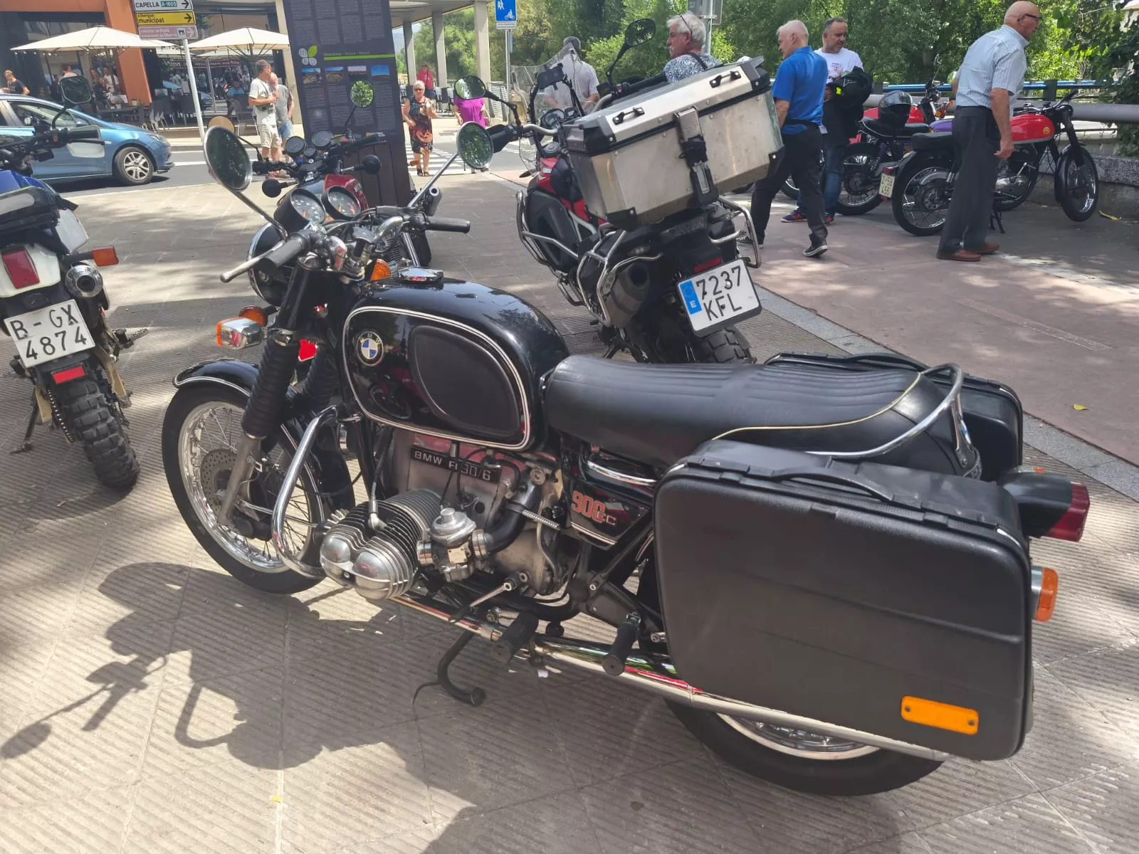 Concentración de motos antiguas en El Grado