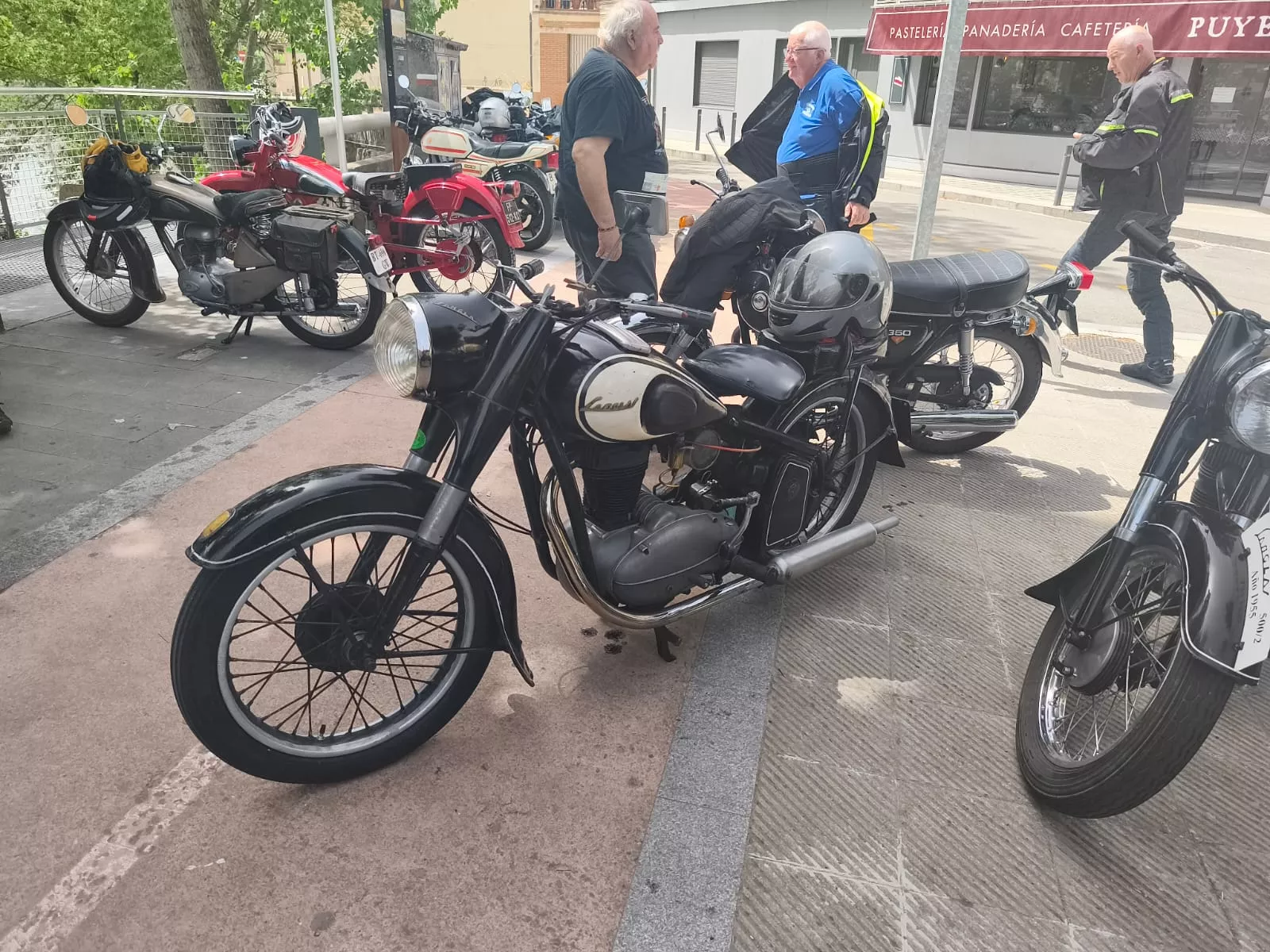 Concentración de motos antiguas en El Grado