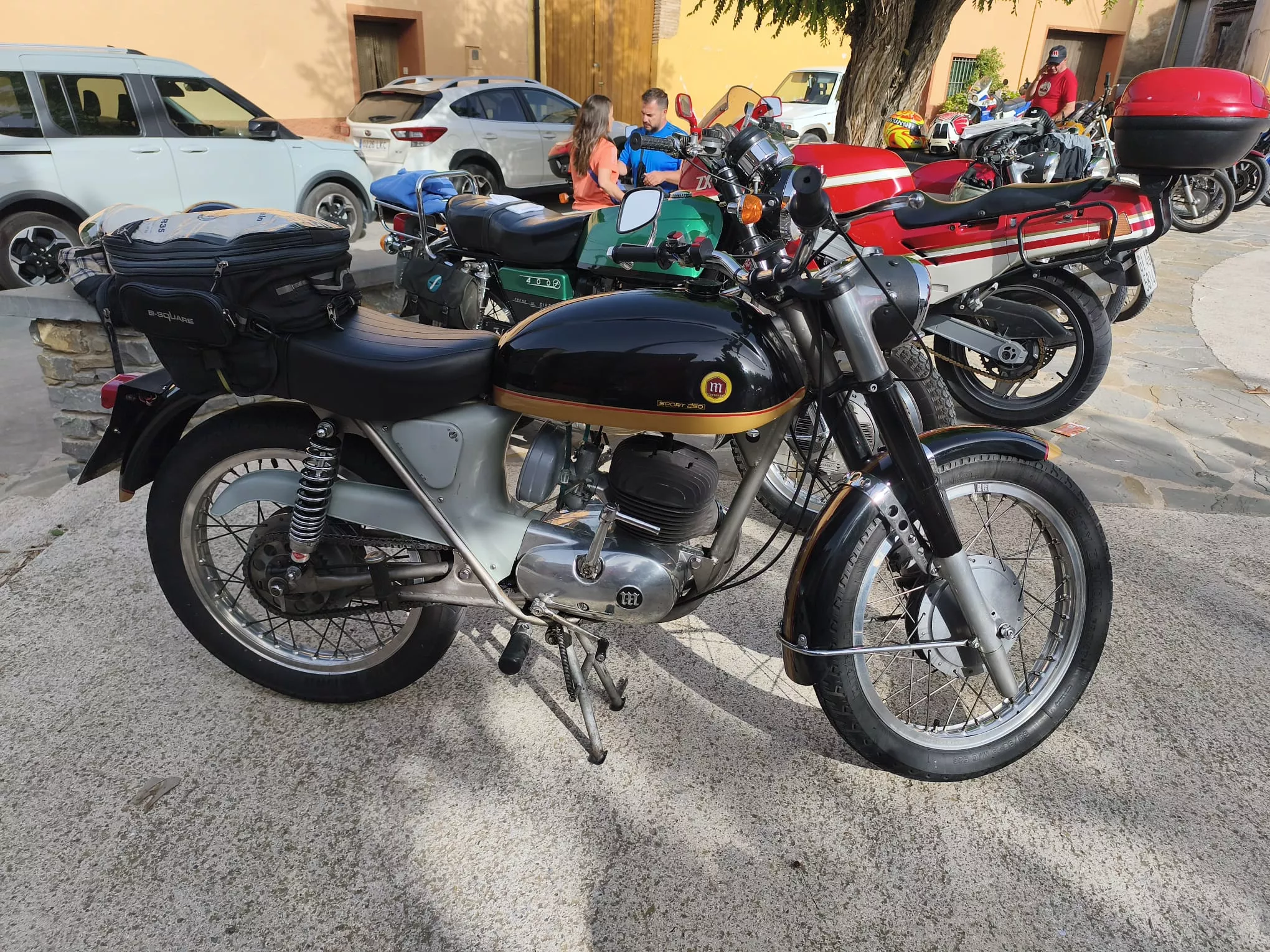 Concentración de motos antiguas en El Grado