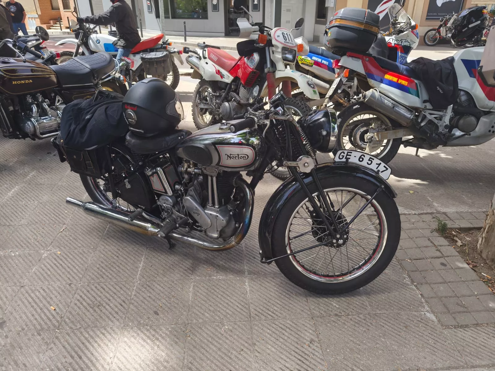 Concentración de motos antiguas en El Grado