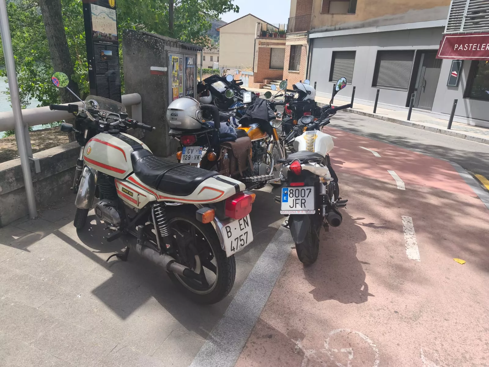 Concentración de motos antiguas en El Grado