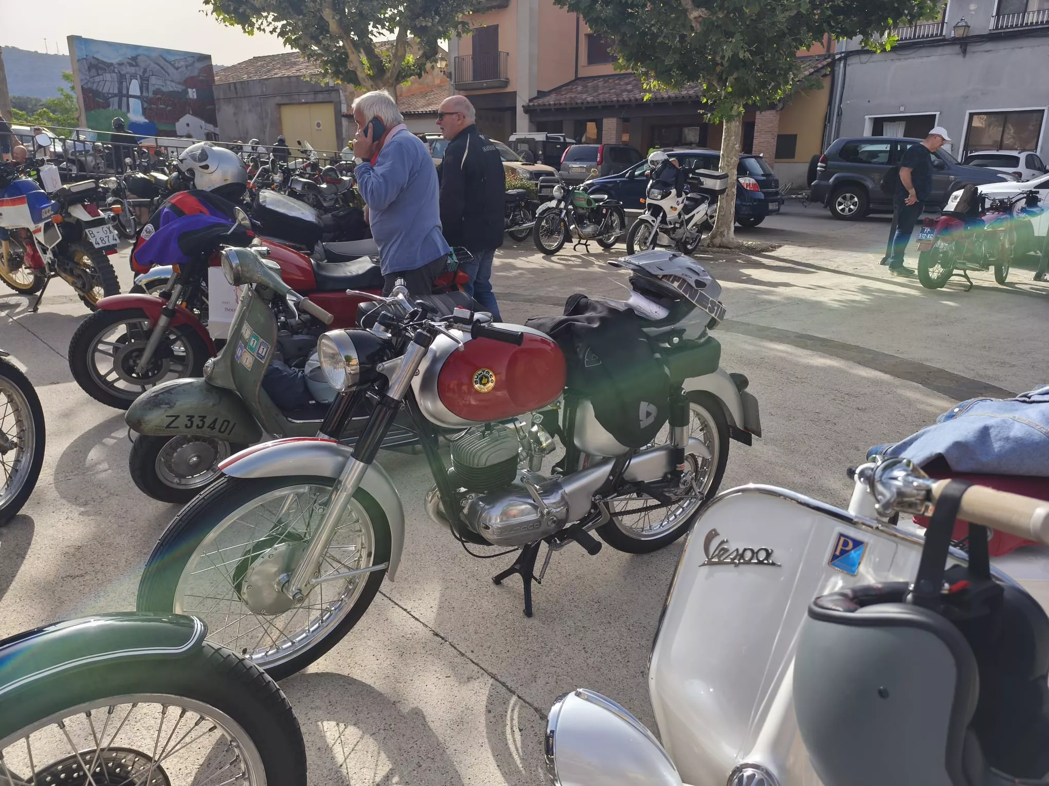 Concentración de motos antiguas en El Grado