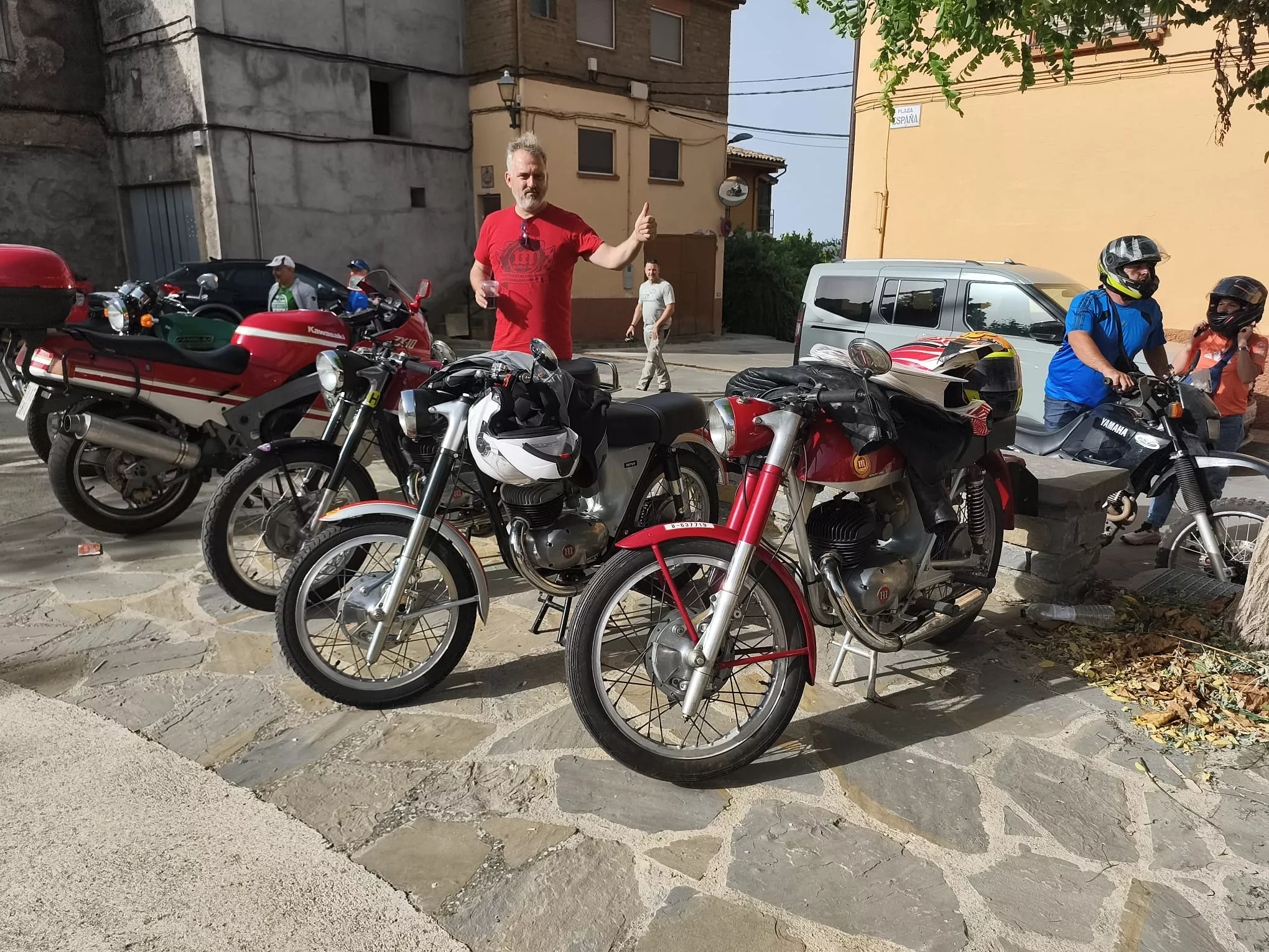 Concentración de motos antiguas en El Grado