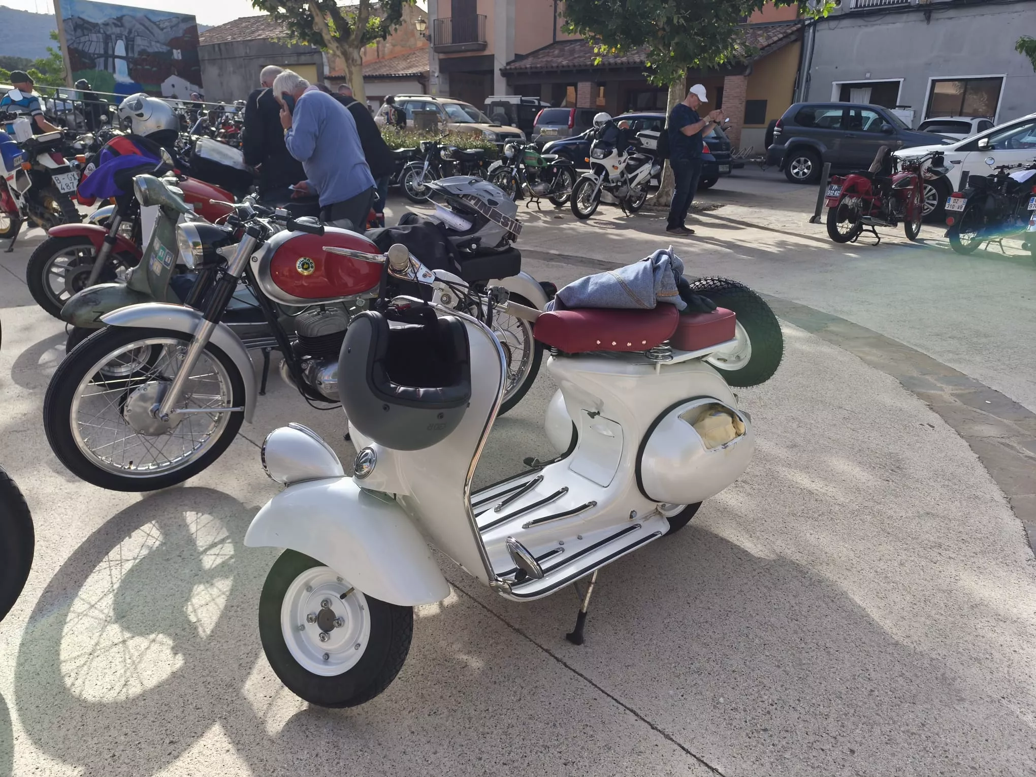 Concentración de motos antiguas en El Grado