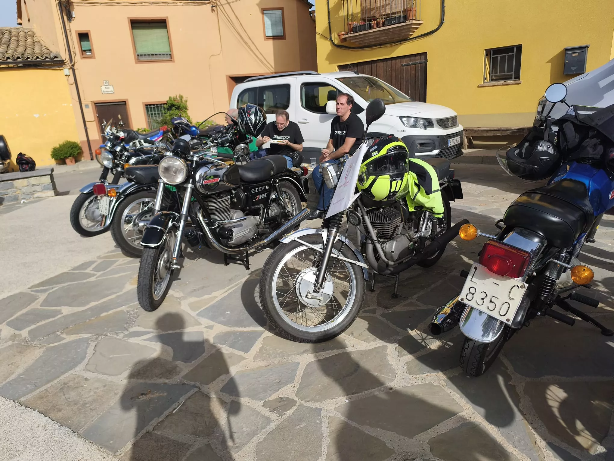 Concentración de motos antiguas en El Grado