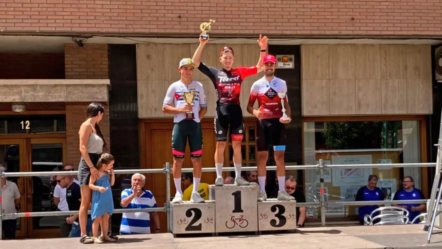 Joel Morales en lo más alto del podio.
