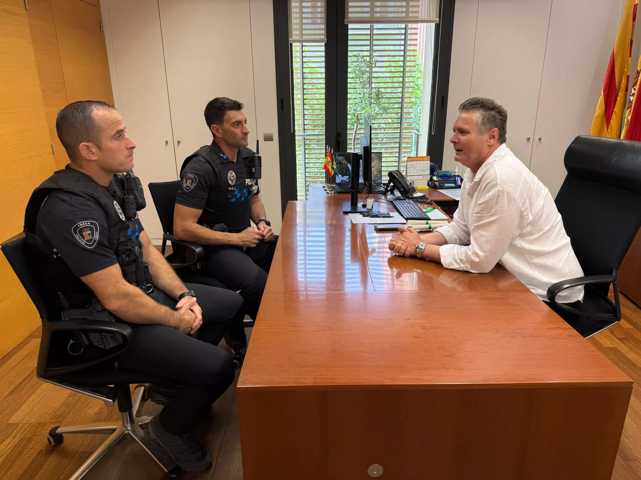 Ignacio Gramún, con los policías locales de Fraga Pedro Chiné y Sergio Gavín.