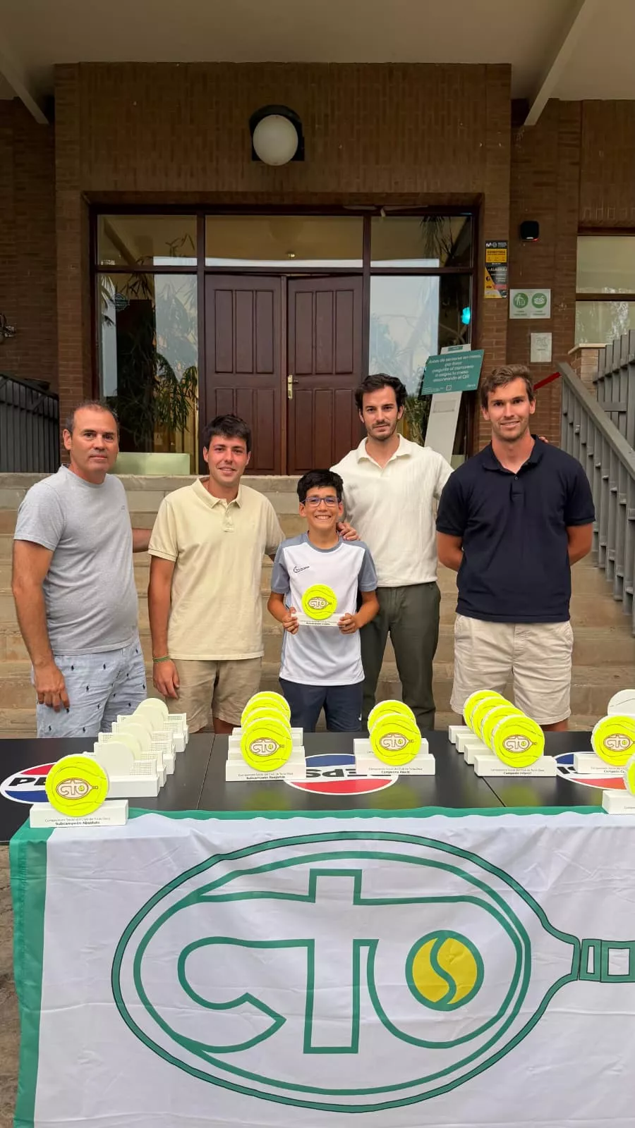 De izquierda a derecha Jesús Esteban (camiseta gris), Adolfo Aquilué (camiseta beige), Raúl Estaún (subcampeon cadete), Toño Bueno (camiseta blanca) y Pablo Camarón (camiseta negra)