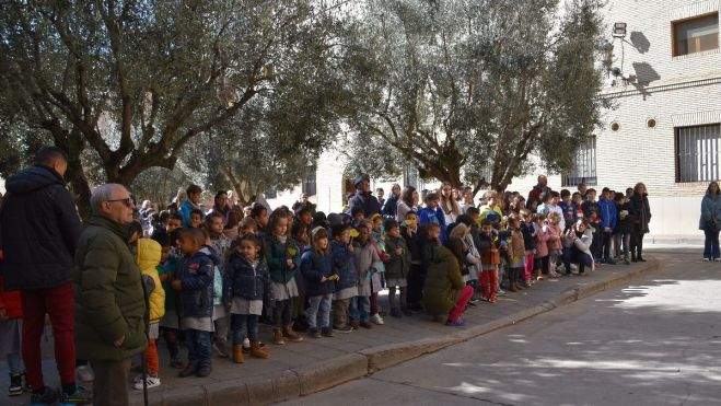 Niños y mayores en la concentración. Ayuntamiento de Barbastro Niños y mayores en la concentración. Ayuntamiento de Barbastro