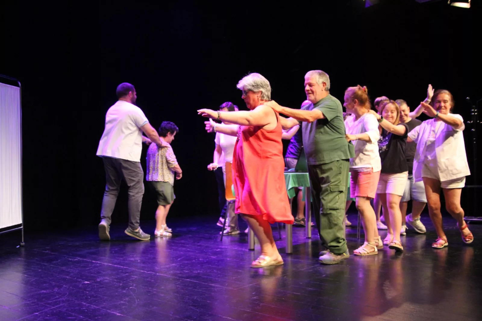 Grupo de Valentia Divertimentos II en la XXXIV Muestra de Teatro y Danza Joven. Foto Carlos Neofato