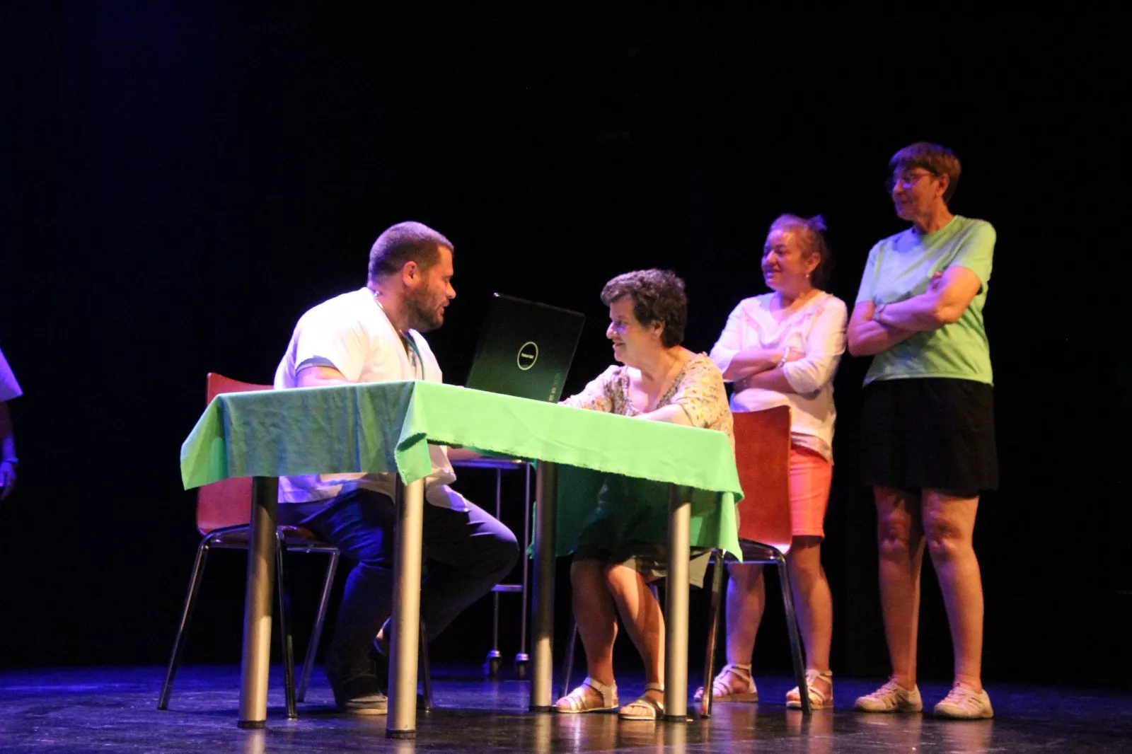 Grupo de Valentia Divertimentos II en la XXXIV Muestra de Teatro y Danza Joven. Foto Carlos Neofato