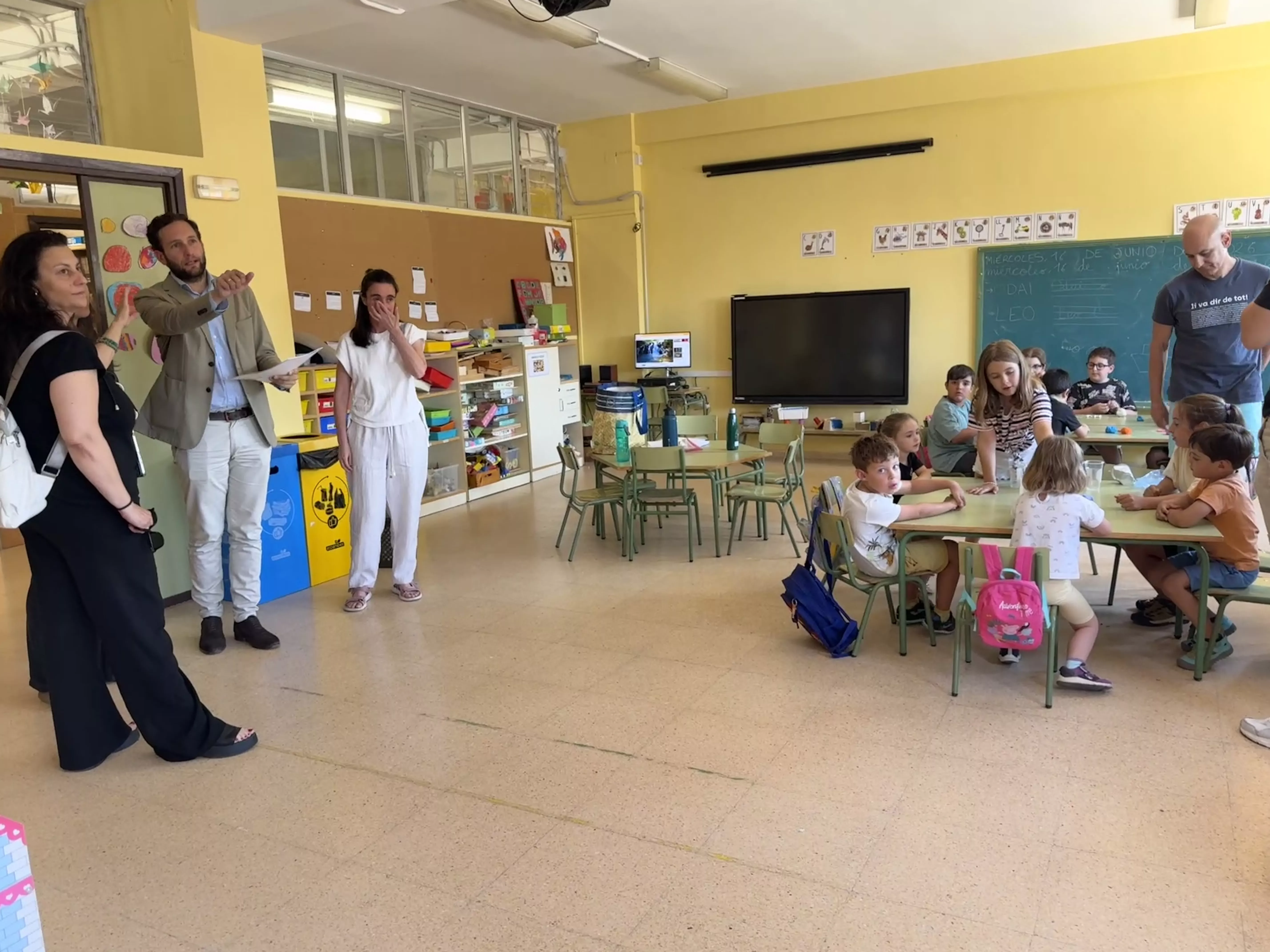 Isaac Claver en la visita realizada al colegio de Albelda.