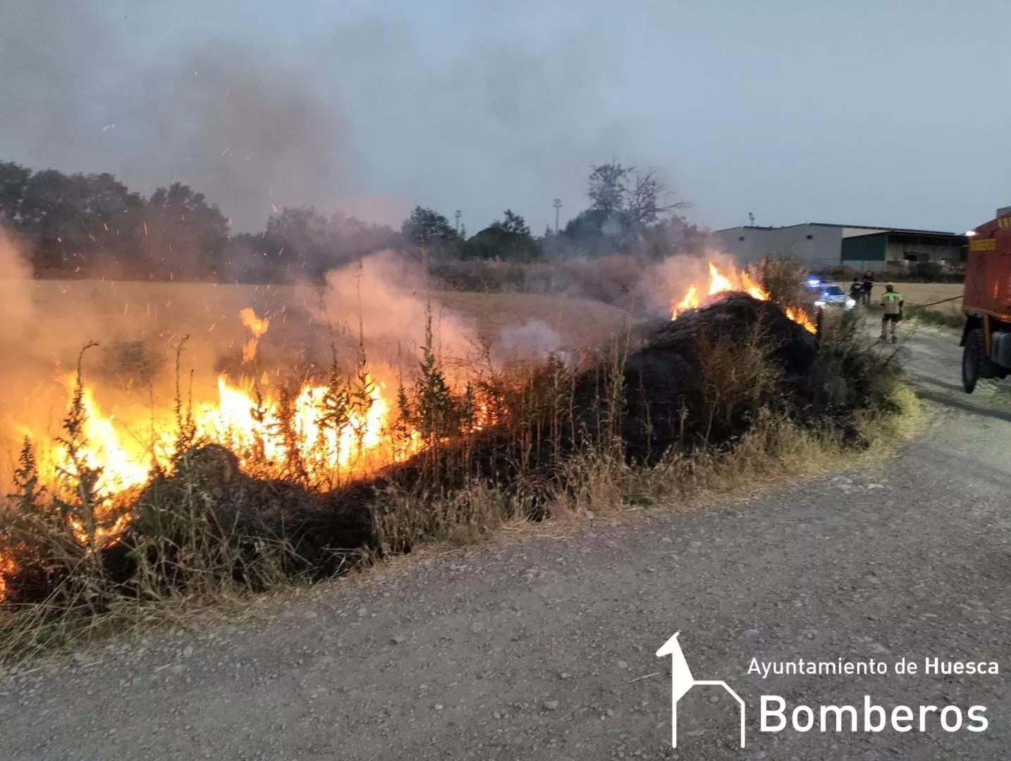 Dos incendios de vegetación movilizan a los bomberos durante la madrugada en Huesca.