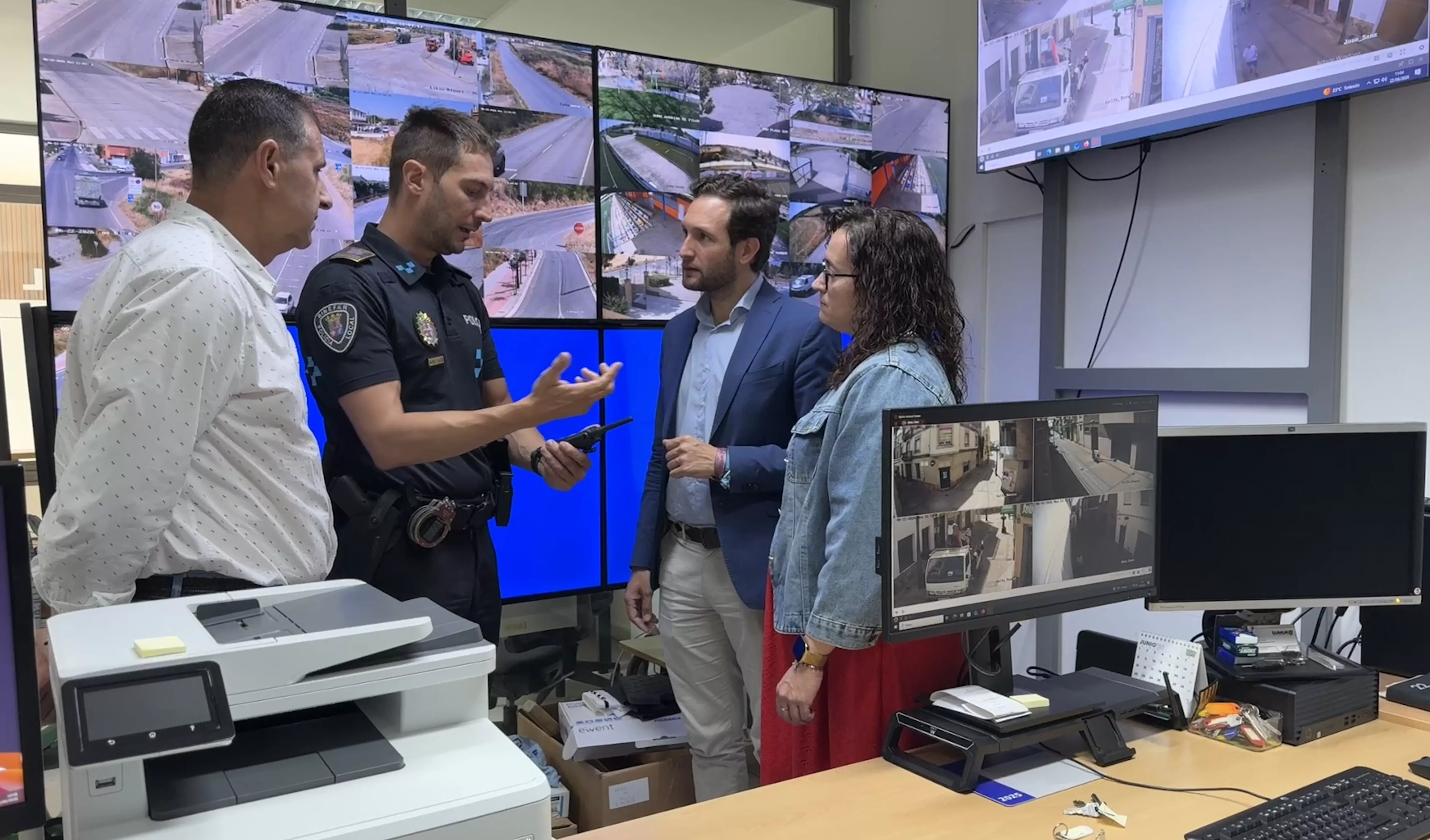 Isaac Claver junto a la alcaldesa de Binéfar, Patricia Rivera, Sergio Serra, y el jefe de la policía local, Ignacio Pardos