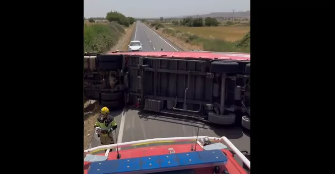 Camión volcado cortando la carretera en Tardienta.