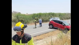 Un vehículo se salió de la calzada para evitar la colisión. Un vehículo se salió de la calzada para evitar la colisión.