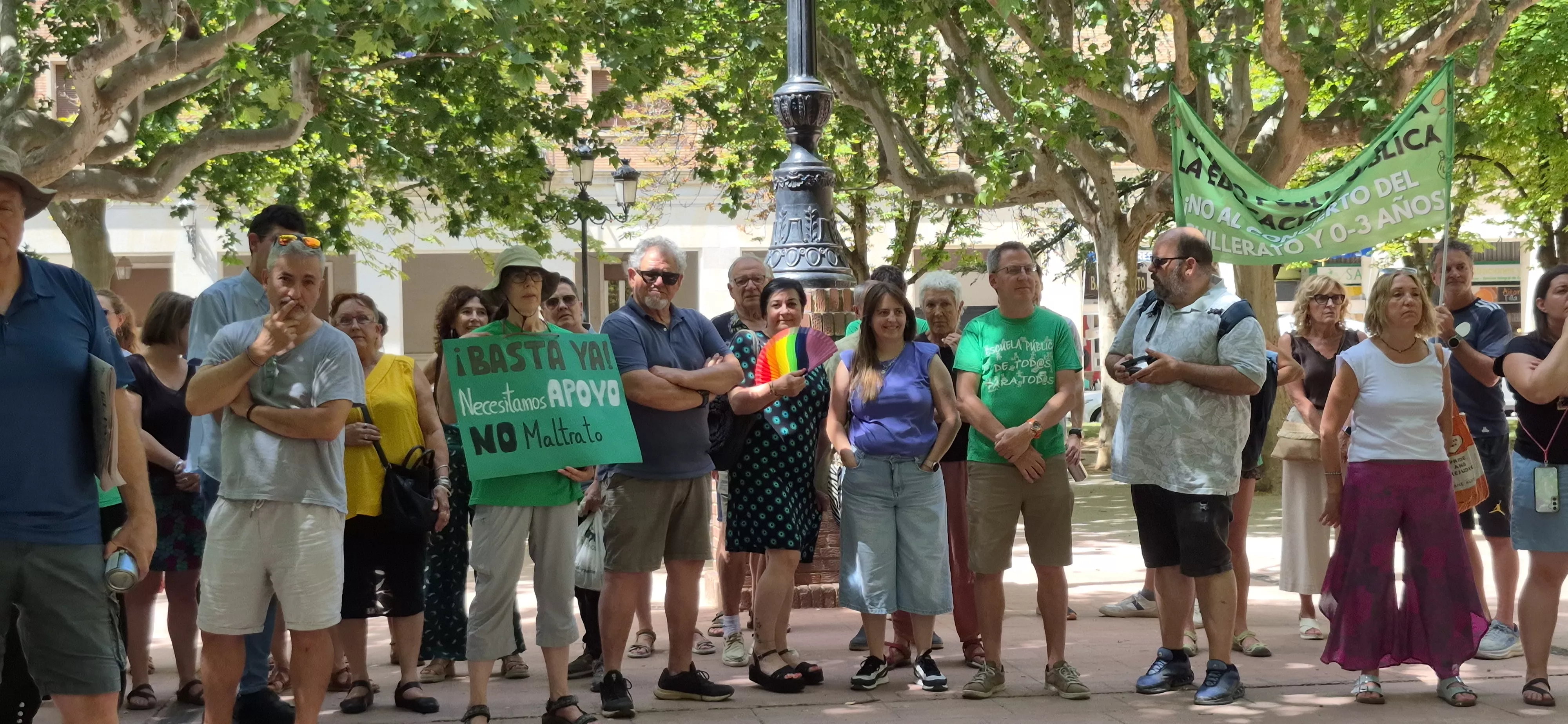 Decenas de personas reclaman en Huesca que los fondos del Bachillerato concertado se destinen a la escuela pública. Foto Myriam Martínez
