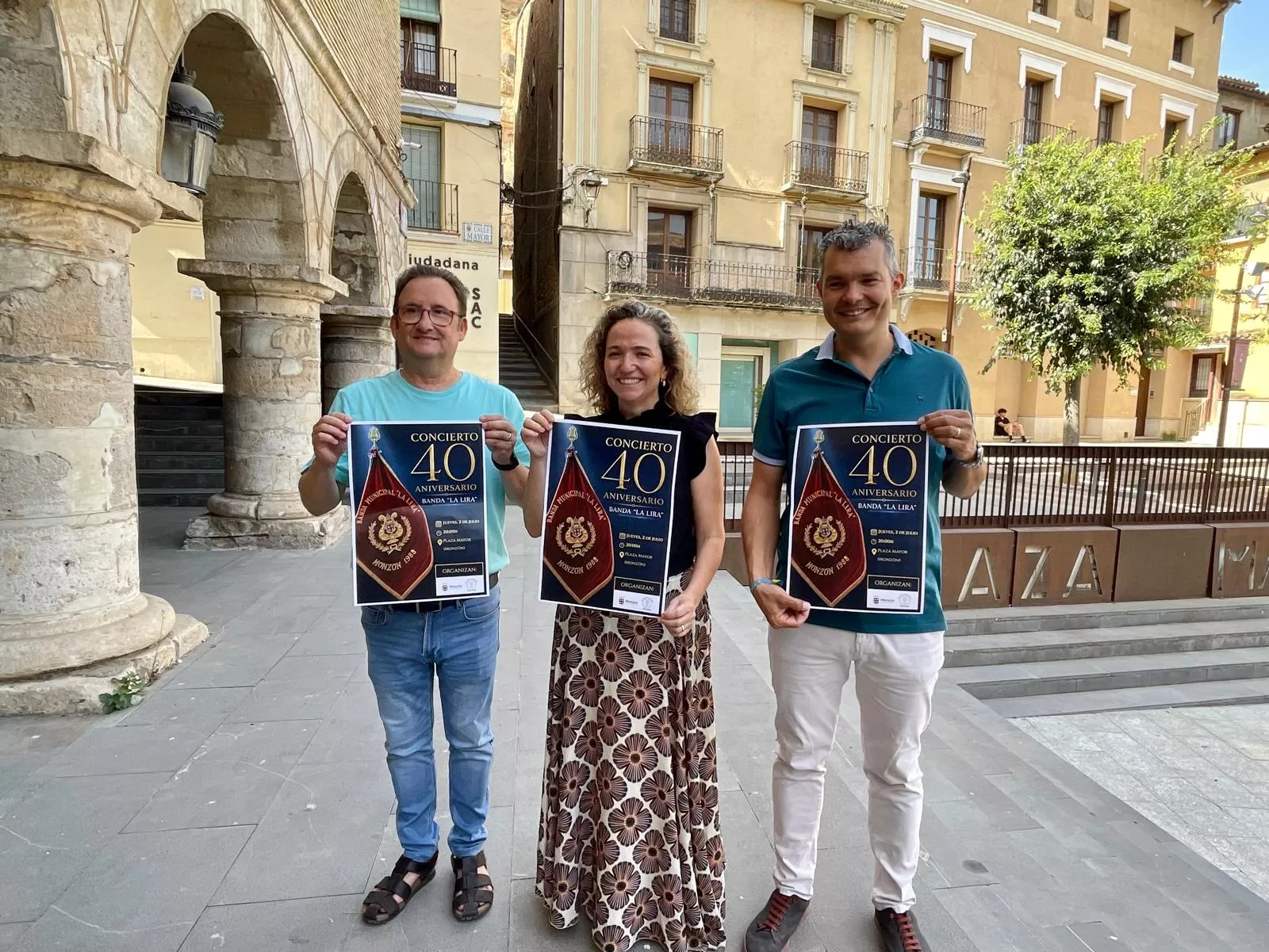 La Banda La Lira inicia la celebración de sus 40 años con un concierto en la Plaza Mayor de Monzón.