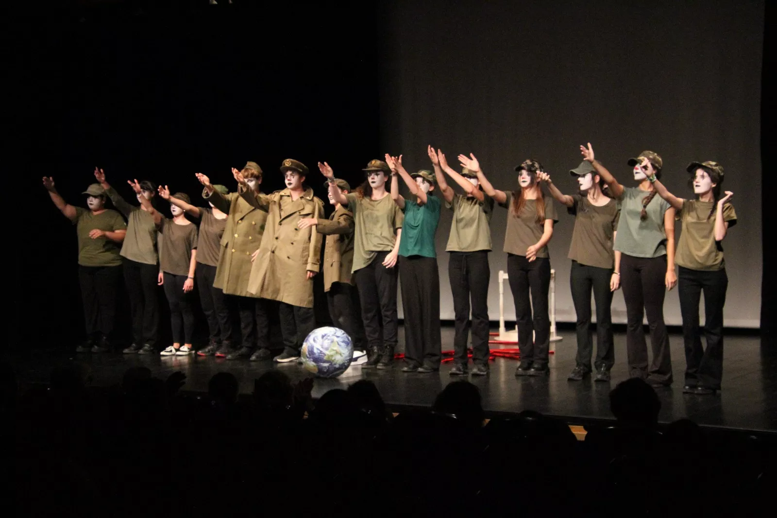 Representación de ‘Pim, pam, clown’ por Ventana Teatro en la Muestra de Huesca. Foto Carlos Neofato