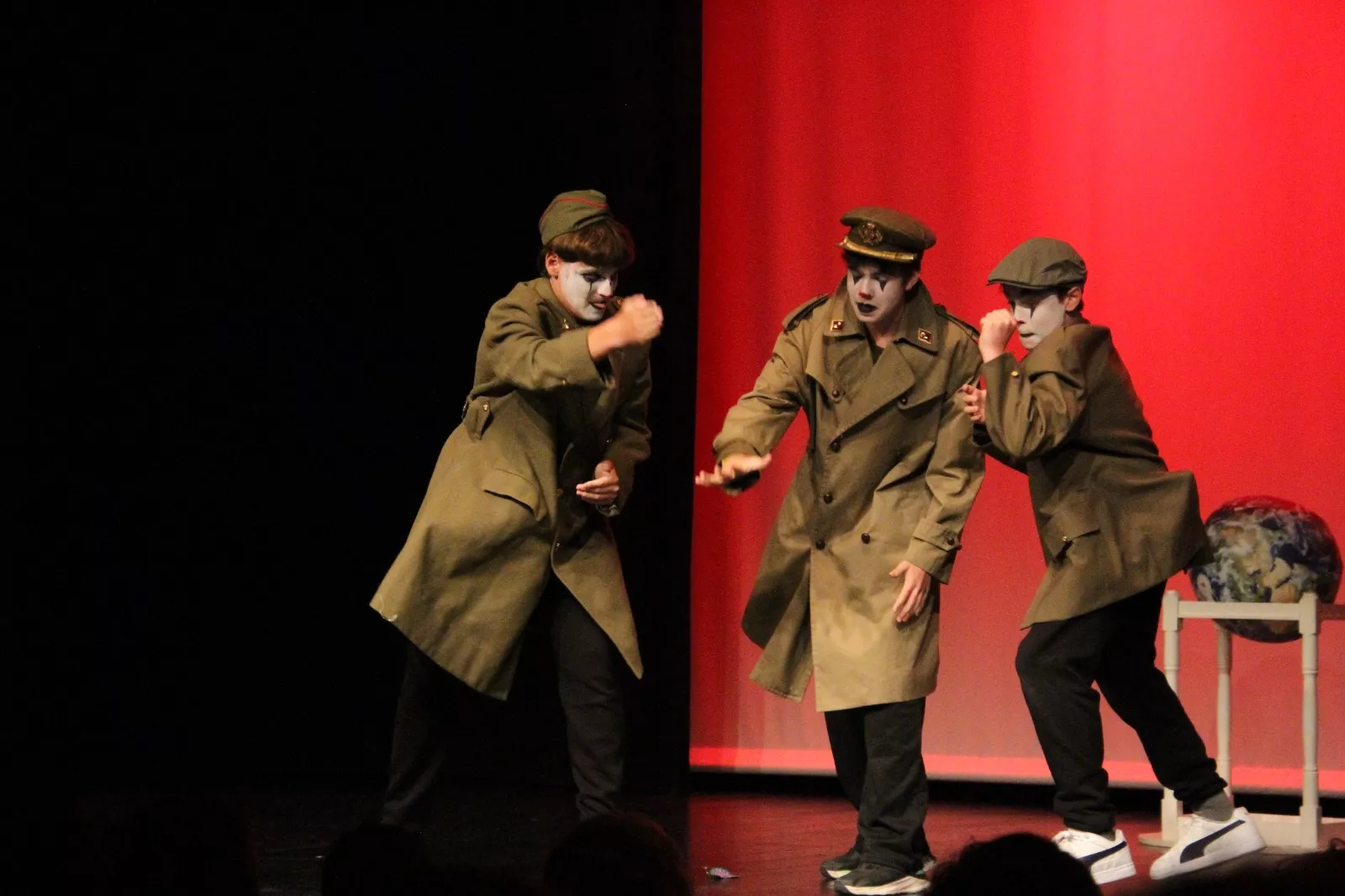 Representación de ‘Pim, pam, clown’ por Ventana Teatro en la Muestra de Huesca. Foto Carlos Neofato