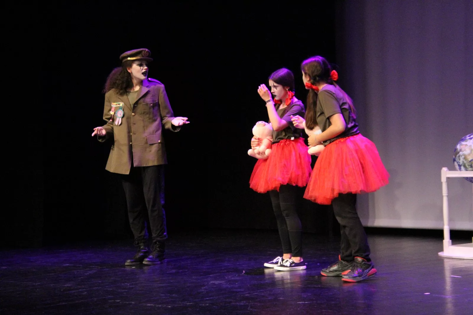 Representación de ‘Pim, pam, clown’ por Ventana Teatro en la Muestra de Huesca. Foto Carlos Neofato