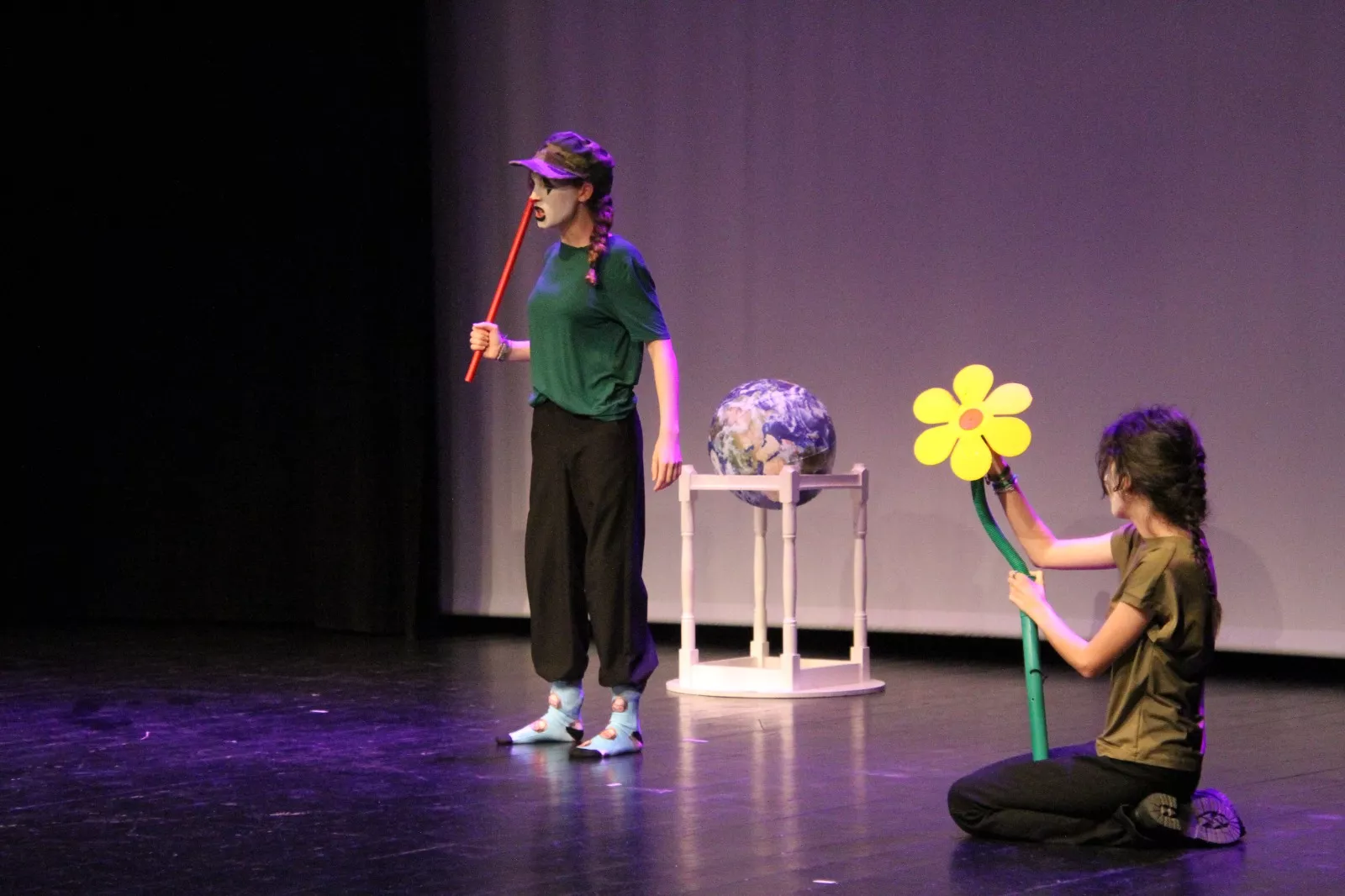 Representación de ‘Pim, pam, clown’ por Ventana Teatro en la Muestra de Huesca. Foto Carlos Neofato