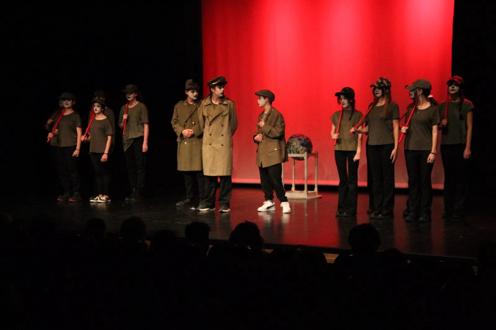 Representación de ‘Pim, pam, clown’ por Ventana Teatro en la Muestra de Huesca. Foto Carlos Neofato