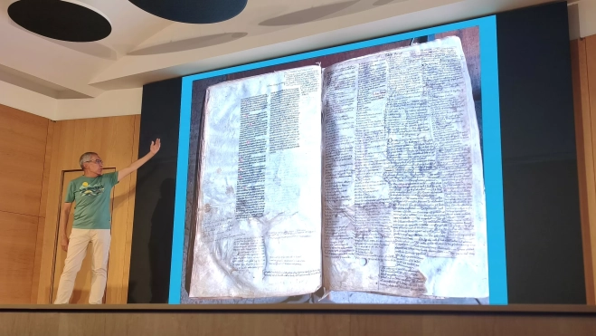 Garcés muestra una fotografía del manuscrito que refleja el fenómeno del eclipse. Foto María José Sampietro Garcés muestra una fotografía del manuscrito que refleja el fenómeno del eclipse. Foto María José Sampietro