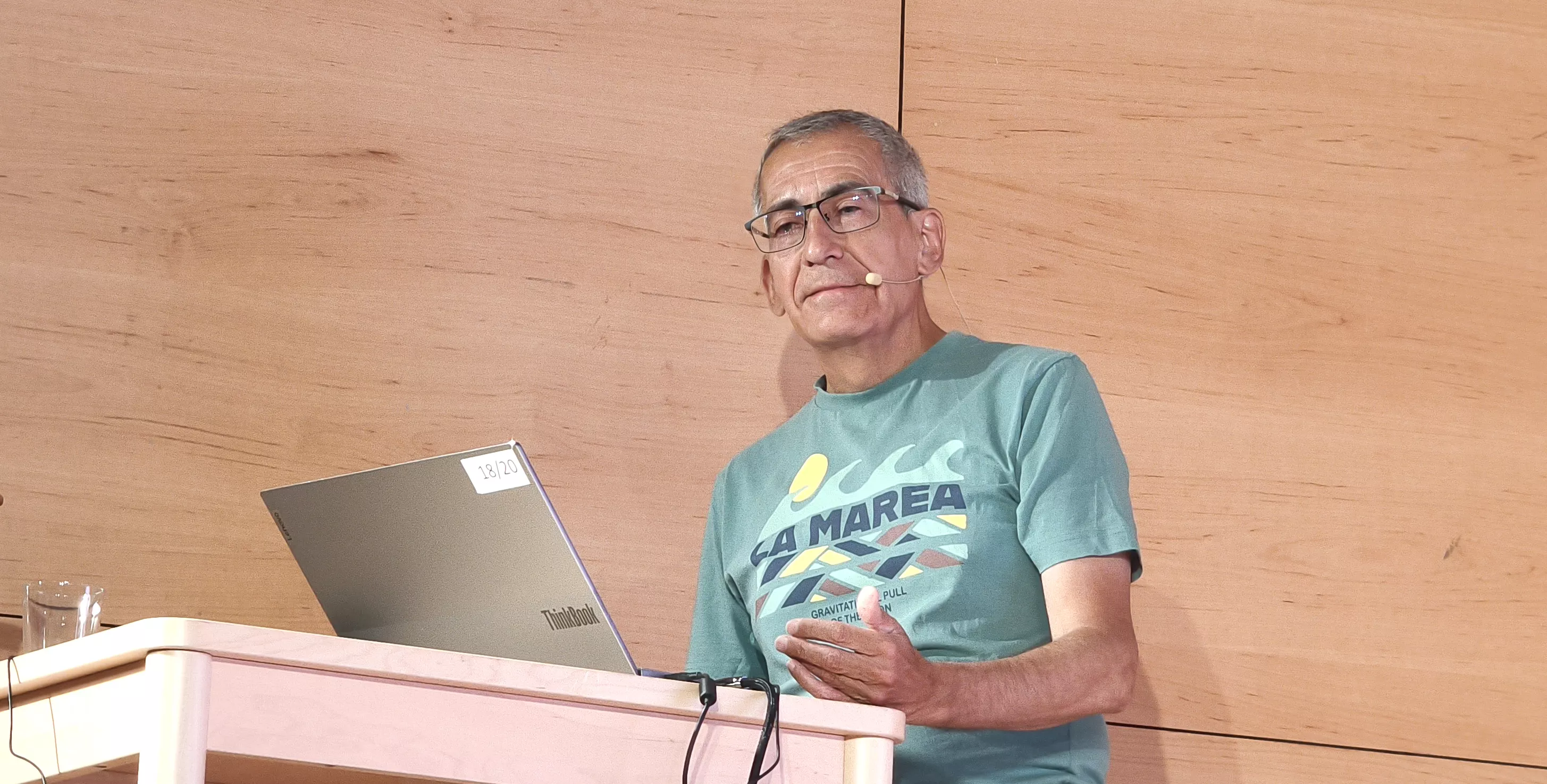 El historiador Carlos Garcés Manau durante su intervención en Fundación Ibercaja Huesca. Foto María José Sampietro 