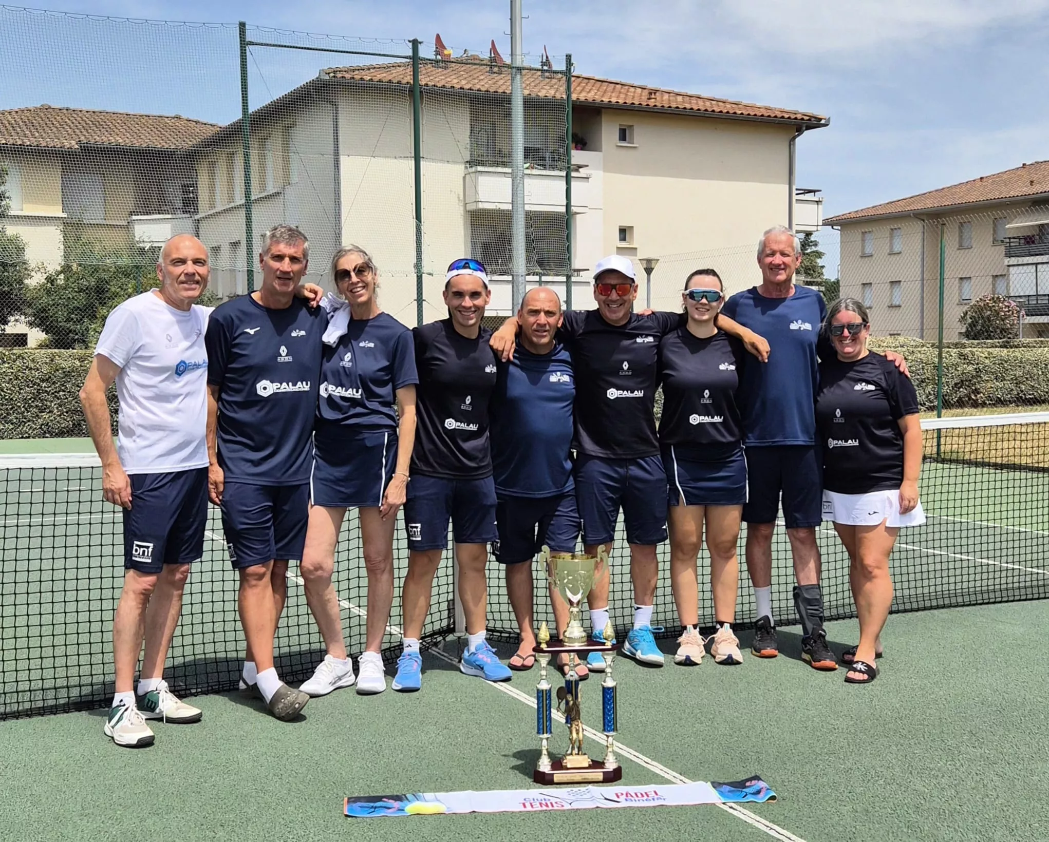 El equipo con el trofeo logrado en Francia. El equipo con el trofeo logrado en Francia.