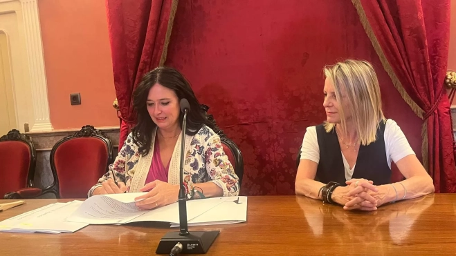 Lorena Ordina firma los convenios junto a Nuria Mur. Foto Mercedes Manterola