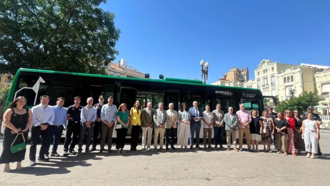 Asistentes a la presentación de la nueva línea C-4 de transporte urbano. Foto Mercedes Manterola