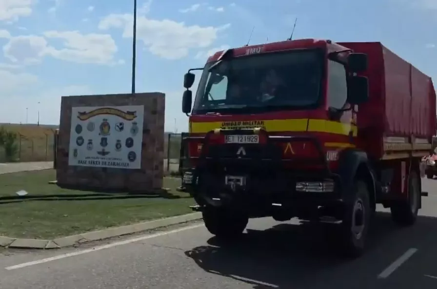 La UME a su salida de la base de Zaragoza para sumarse a las labores de extinción.