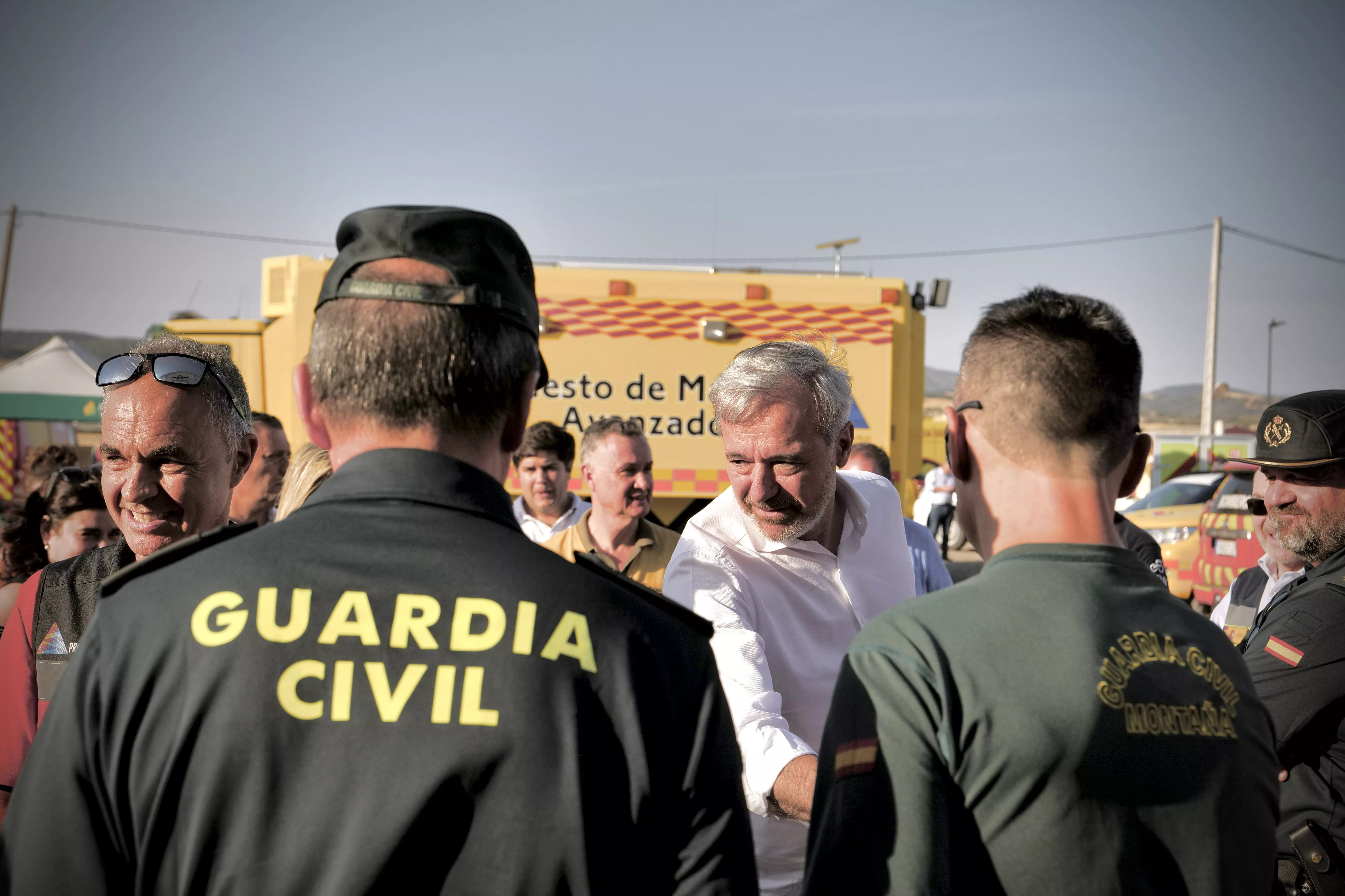Azcón a su llegada al Puesto de Mando Avanzado en Alcampell.